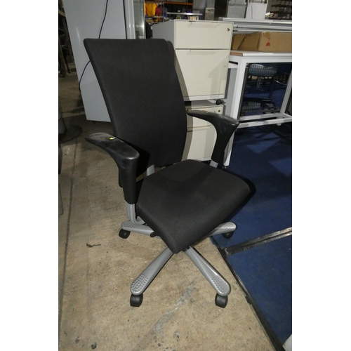 1385 - A black upholstered office swivel chair by Posturite type Credo