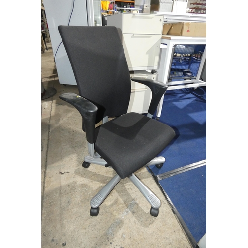 1386 - A black upholstered office swivel chair by Posturite type Credo