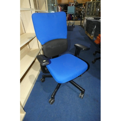 1399 - A blue upholstered office swivel chair by Steelcase