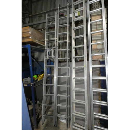 2113 - 1 x double extending aluminium ladder (2 x 13 rung)