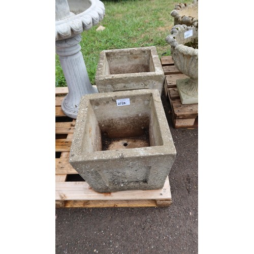 2728 - 2 x square concrete planters