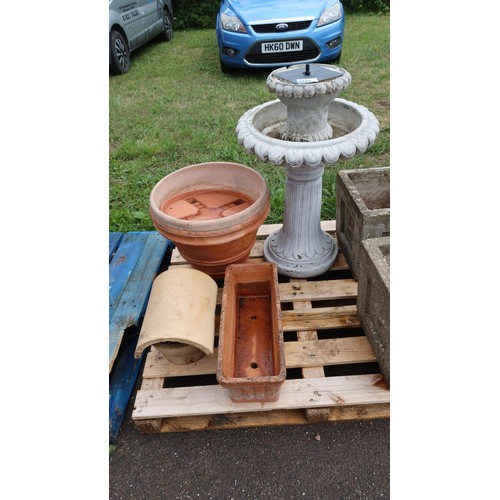 2729 - A fountain, planter & 2 plastic pots