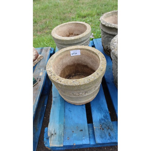 2731 - 2 x round concrete planters