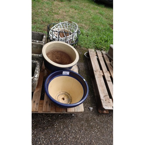 2743 - A quantity of large ceramic flower pots and hanging baskets