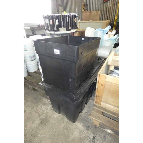 5069 - 2 x black plastic water tanks (only one has a lid)