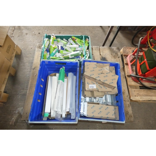 5132 - 1 pallet containing a quantity of various light bulbs - Please note that the three plastic crates ar... 