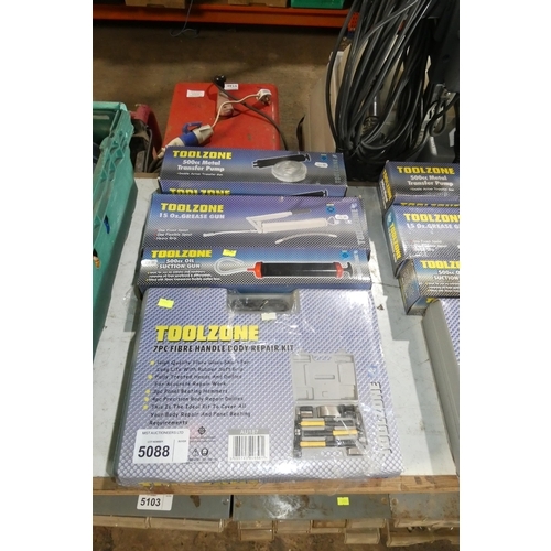 5088 - 4 x Toolzone tools comprising a body repair kit, a suction gun, a grease gun and a transfer pump