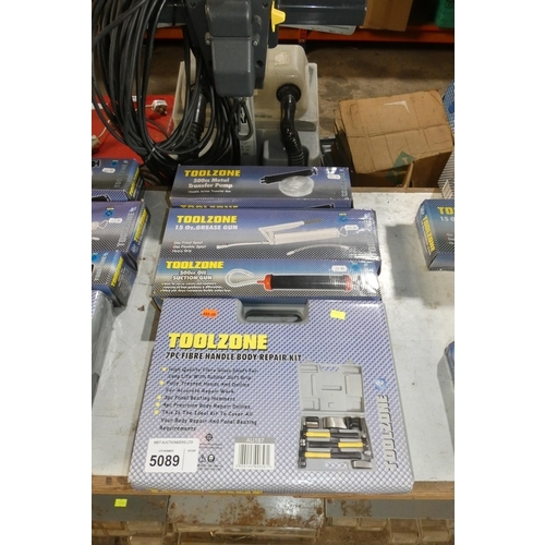 5089 - 4 x Toolzone tools comprising a body repair kit, a suction gun, a grease gun and a transfer pump