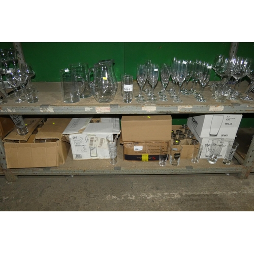 1062 - A quantity of various drinking glasses, contents of 1 shelf