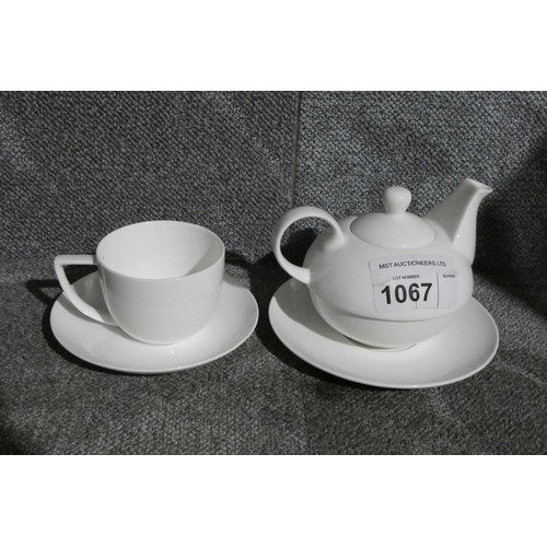 1067 - White crockery by Cashmere : teacups, saucers & 3 teapots