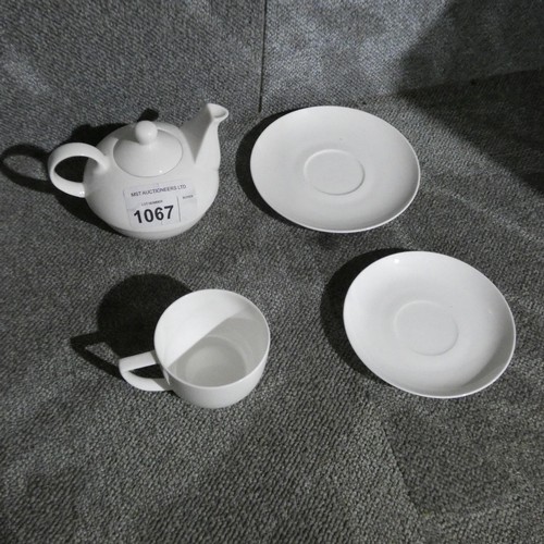 1067 - White crockery by Cashmere : teacups, saucers & 3 teapots