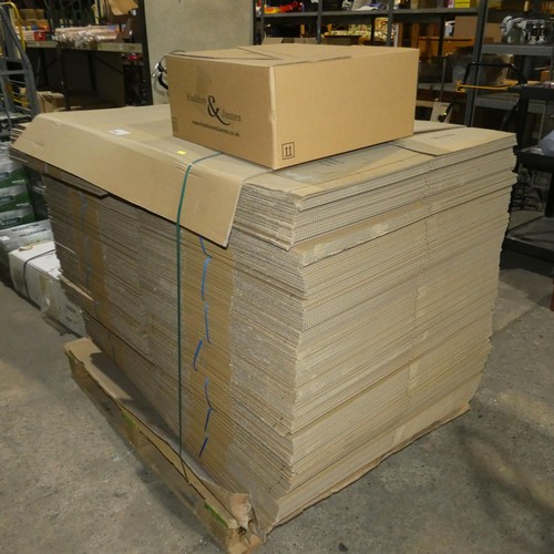 2092 - 1 x pallet containing a quantity of flat packed cardboard boxes each approx 44 x 44 x 20cm high