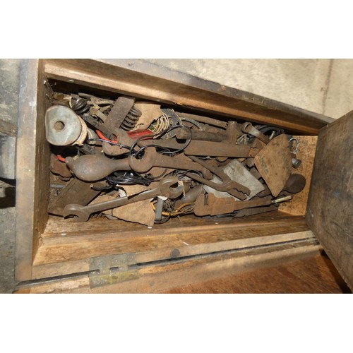 2078 - A vintage wooden tool chest with lift up lid containing a quantity of various vintage tools