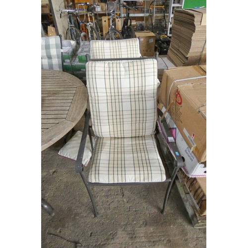 2067 - 2 x metal garden chairs (same type of chair as in the previous lot, just the cushions are different)