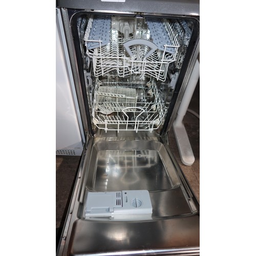 1125 - A slimline 45cm under counter dishwasher by Hotpoint type SDW80 please note pull handle is broken - ... 