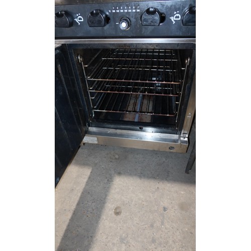 1136 - A commercial stainless steel 4 ring gas fired range with single door oven beneath approx 60x85cm