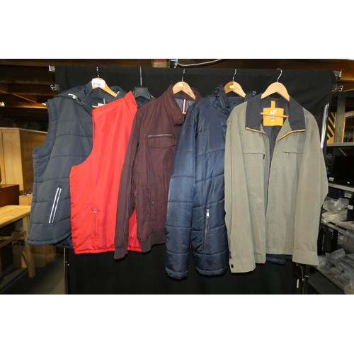 2758 - 2 x sleeveless jackets and 3 x long sleeve jackets (men's larger sizes) including 1 x Tommy Hilfiger... 