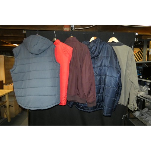 2758 - 2 x sleeveless jackets and 3 x long sleeve jackets (men's larger sizes) including 1 x Tommy Hilfiger... 