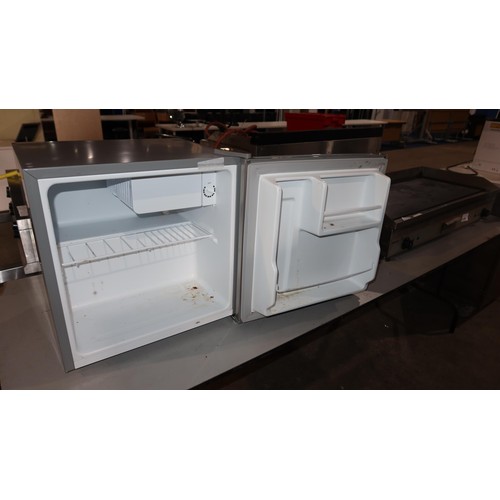 1181 - A countertop fridge with small freezer compartment by Russell Hobbs - trade. Tested Working