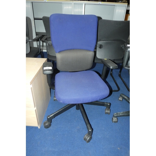 1329 - A blue upholstered office swivel chair by Steelcase