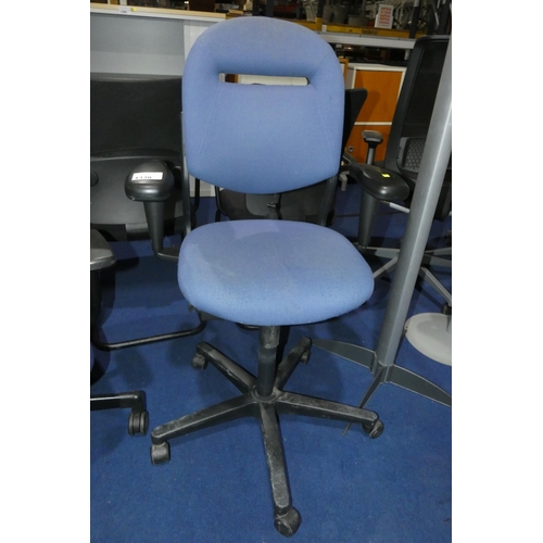 1330 - A blue office ergonomic swivel chair by Ahrend