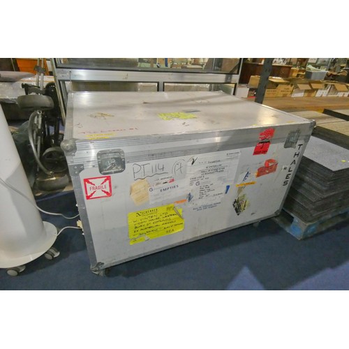 1253 - A large mobile flight case with lid, approx 130x100x84cm