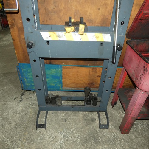 5623 - A 30 ton manual hydraulic floor press by Butts of Bawtry model BHP1030, YOM 2020