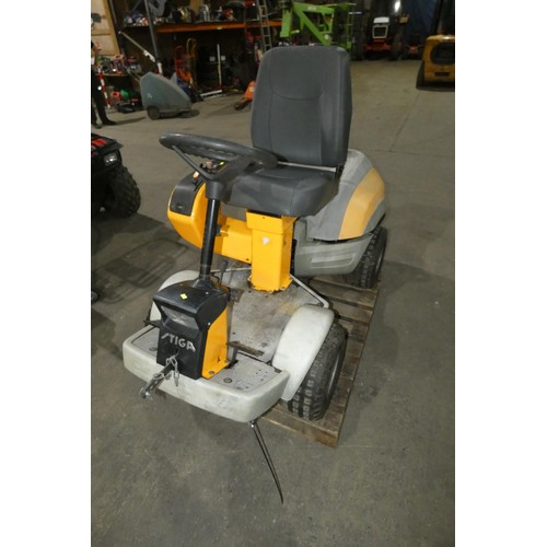 6179 - 1 x Stiga ride on lawn mower model Park Pro 16 4WD. Requires attention (electrical fault)