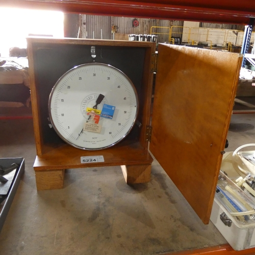 5224 - 1 x ex-MOD Budenberg standard test gauge supplied in a wooden storage case