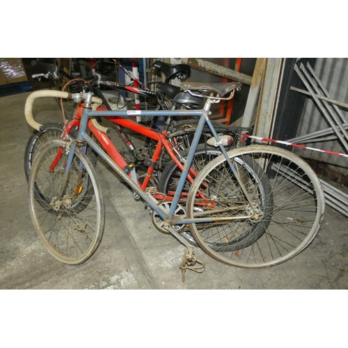 6196 - 3 x various bicycles comprising 1 x Universal Viper Blowout, 1 x vintage Norman Pile and 1 x red pai... 