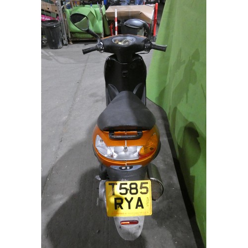 6238 - Peugeot Vivacity 50, Scooter reg: T585 RYA , 1st reg 16/07/1999, No MoT or V5, 21,018 miles Runs oka... 