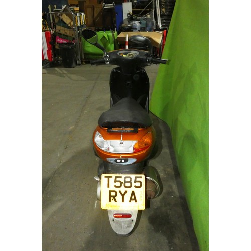 6238 - Peugeot Vivacity 50, Scooter reg: T585 RYA , 1st reg 16/07/1999, No MoT or V5, 21,018 miles Runs oka... 