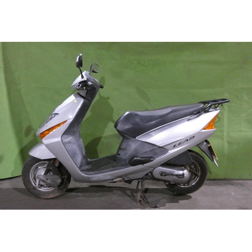 6239 - Honda Lead  SCV100F-E scooter, Reg WK53 VYW  1st reg: 12/01/2004, 102cc petrol, MoT to 26/09/2023, 1... 