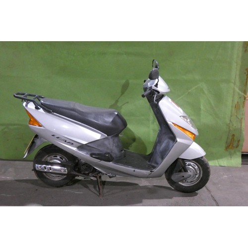 6239 - Honda Lead  SCV100F-E scooter, Reg WK53 VYW  1st reg: 12/01/2004, 102cc petrol, MoT to 26/09/2023, 1... 