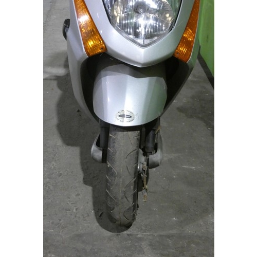 6239 - Honda Lead  SCV100F-E scooter, Reg WK53 VYW  1st reg: 12/01/2004, 102cc petrol, MoT to 26/09/2023, 1... 