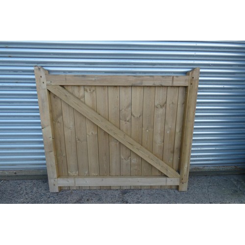 6315 - A set of wooden gates measuring approx 300 x 130cm and 1 at approx 150 x 130cm - 1 has slight damage... 