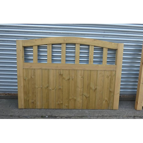 6318 - 1 wooden gate measuring approx 173 x 122cm