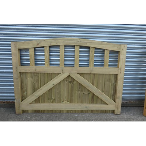 6318 - 1 wooden gate measuring approx 173 x 122cm