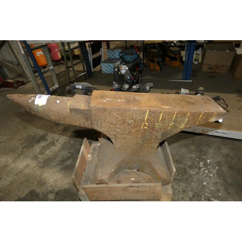 5349 - A vintage metal workers anvil supplied on a wheeled skate, anvil is approx 82 cm long