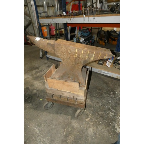 5349 - A vintage metal workers anvil supplied on a wheeled skate, anvil is approx 82 cm long