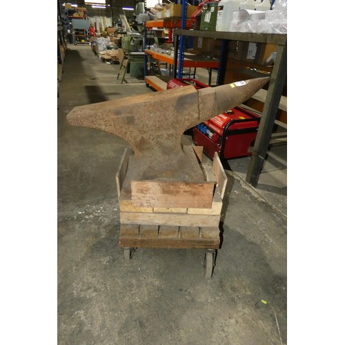 5349 - A vintage metal workers anvil supplied on a wheeled skate, anvil is approx 82 cm long