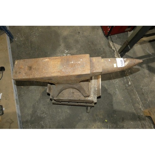 5349 - A vintage metal workers anvil supplied on a wheeled skate, anvil is approx 82 cm long