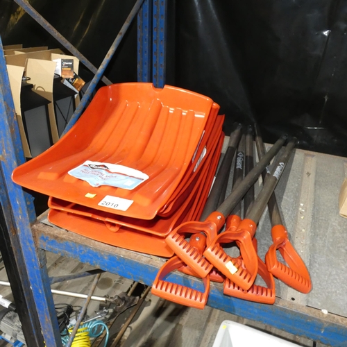 2010 - 7 x Garant all purpose plastic shovels and 7 x Garant handles