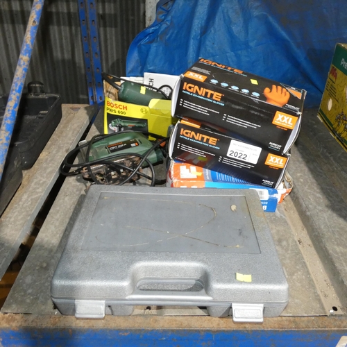 2022 - A quantity of various tools including a Bosch angle grinder 240v, a Bosch jigsaw 240v, a soldering g... 