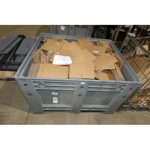 2071 - A quantity of small cardboard boxes each approx 13 x 13 x 7.5cm high. Please note that the large gre... 