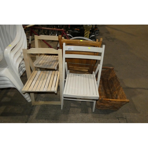 2072 - 5 x various folding wooden chairs and 1 x open top basket