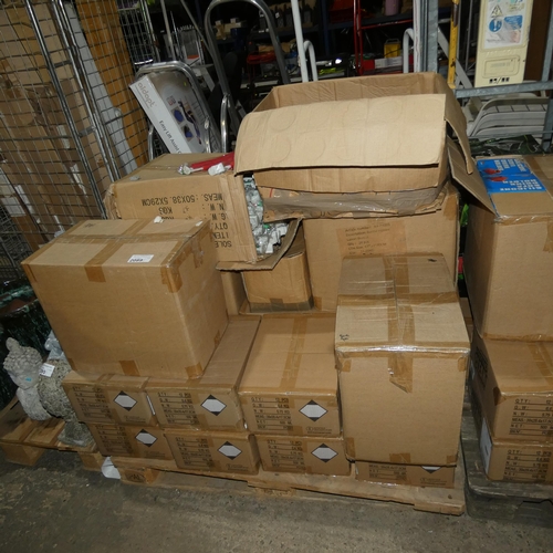 2089 - 1 pallet containing a quantity of various items including sofa drink holders, glasses and hand sanit... 