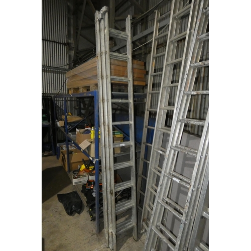 2104 - A triple extending aluminium ladder (3 x 10 rung)