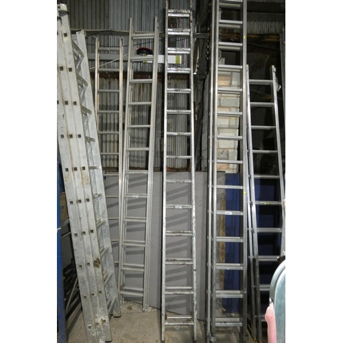 2106 - A double extending aluminium ladder (2 x 14 rung)