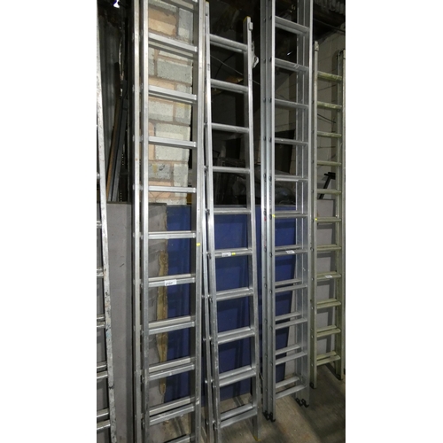 2108 - A double extending aluminium ladder (2 x 10 rung)